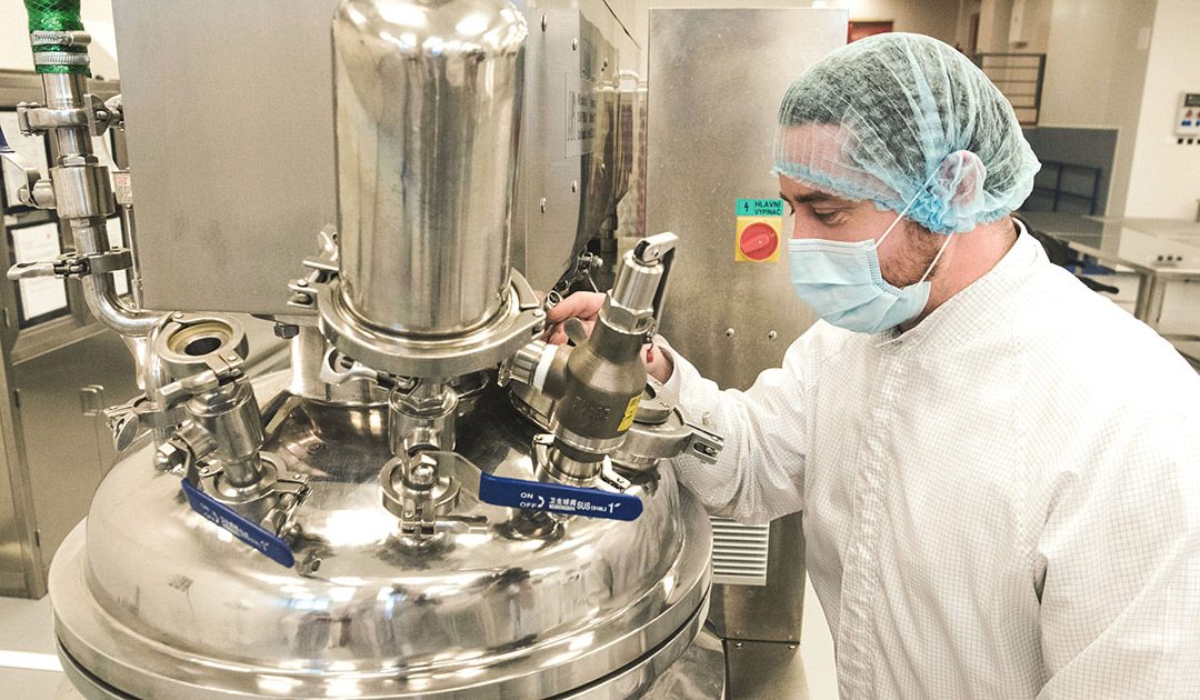 Univerzita si kvůli koronaviru vyrábí vlastní dezinfekční gely