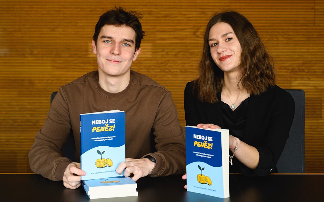 Neboj se peněz. Nová kniha studentů zlínské univerzity učí mládež, jak hospodařit s penězi